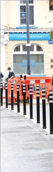  ??  ?? Pedestrian­s on a busy Castle St on Friday afternoon. P