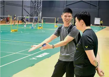  ??  ?? No rush: BAM new coaching director Wong Choong Hann speaking to men’s doubles coach Cheah Soon Kit. — SAM THAM/ The Star