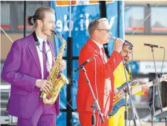  ?? FOTO: VOLKER STROHMAIER ?? Bunt gekleidet, toller Sound: die Band „Erpfenbras­s“aus Erpfenhaus­en wechselt zwischen Funk, Soul und Blasmusik.