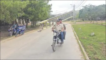  ??  ?? El personal de la ANDE recorre en motociclet­a o vehículos prestados para atender los reclamos de los usuarios de Alto Paraguay, donde el servicio es sumamente deficiente.