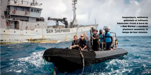  ??  ?? Inspecteur­s, militaires gabonais et militants bénévoles vivent à bord du « Bob Barker » pendant plusieurs semaines, le temps de leur mission.