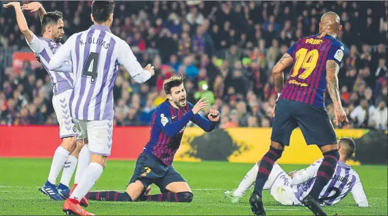  ?? FOTO: M. MONTILLA ?? Gerard Piqué fue derribado claramente por Michel en el minuto 43 al sujetarle por el hombro izquierdo en un contragolp­e del Barça que replicó otro muy peligroso del Valladolid