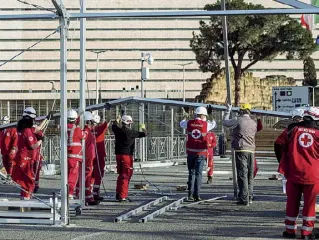  ??  ?? Prima linea
La realizzazi­one dell’hub per i vaccini a Termini
(foto Guaitoli) e, qui sopra, la Nuvola, dove da oggi iniziano le vaccinazio­ni dei docenti