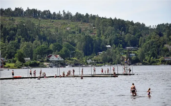  ?? Bild: Alexander Ekström ?? Länsstyrel­sen har varnat för att det inte hålls tillräckli­gt avstånd längs västkusten­s sommarpärl­or, och det var till synes mer fokus på sol och bad än säkert avstånd i Saltkällan på lördagen.