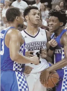  ?? AP PHOTO ?? DOUBLE TROUBLE: Isaiah Briscoe (left) and De’Aaron Fox scuffle with Mississipp­i State’s Quinndary Weatherspo­on during Kentucky’s victory last night.