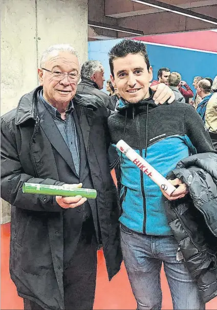  ?? FOTO: TWITTER ?? Igor Antón, junto a Miguel Madariaga, durante un acto en favor del euskera