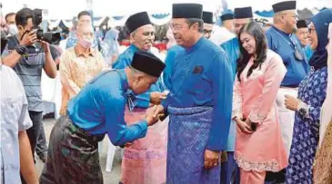  ?? ?? ABDUL Rahman (tengah) bersalaman pada Program Komuniti Sejahtera Majlis Rumah Terbuka Aidilfitri Timbalan Menteri I KPLB dengan kerjasama Pusat Khidmat Parlimen Lipis.