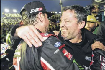  ?? JARED C. TILTON / GETTY IMAGES ?? Winner Kurt Busch (left) gets a hug from team co-owner Tony Stewart, who savored a victory he was never able to celebrate as a driver.