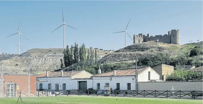  ?? ANTONIO CERRILLO ?? Municipios de la comarca de Cerrato, en Palencia, han logrado importante­s mejoras de sus servicios gracias a los ingresos que dejan los impuestos a los molinos de viento