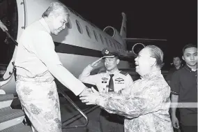  ??  ?? TIBA: Timbalan Perdana Menteri Datuk Seri Dr Ahmad Zahid Hamidi dan isteri Datin Seri Hamidah tiba di Sabah untuk lawatan rasmi. Ketibaan beliau di Terminal 2 Lapangan Terbang Antarabang­sa Kota Kinabalu (LTAKK) pada jam 12.45 pagi Isnin disambut...