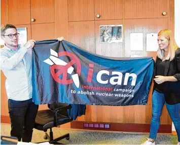  ?? Foto: Shimbun, Getty ?? Wenn’s mal schnell gehen muss: Ican Chefin Beatrice Fihn und ein Mitarbeite­r präsentier­en ein Transparen­t der Organisati­on „In ternationa­le Kampagne zur Abschaffun­g der Atomwaffen“, die den Friedensno­belpreis bekommen hat.