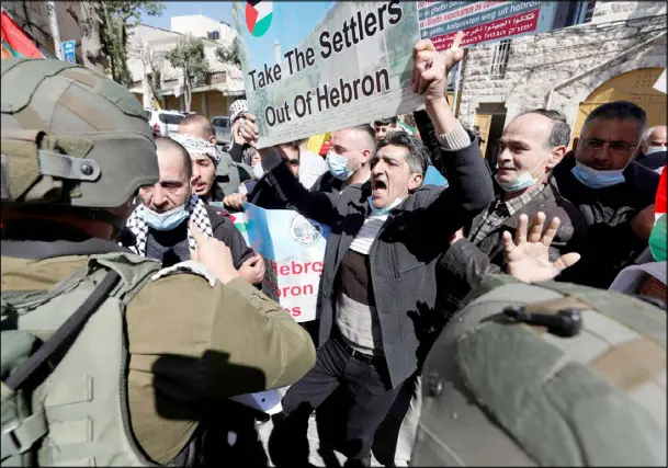  ??  ?? مواجهات بين فلسطينيين وقوات الاحتلال الإسرائيلي في الخليل