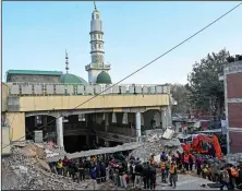  ?? ABDUL MAJEED/ AFP/GETTY IMAGES ?? Security personnel and rescue workers prepare to search for the blast victims in the debris of a damaged mosque inside the police headquarte­rs in Peshawar on Monday.