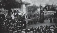  ??  ?? Ceremoni festive , Tiranë 1920. Foto: M. Bali