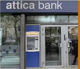  ??  ?? Η Attica Βank έχει πλέον δύο στόχους: να βρει επιπλέον κεφάλαια και να πουλήσει δάνεια ύψους 700 εκατ. ευρώ. Μάλιστα, αυτό πρόκειται να συμβεί μέσα από μία συνδυαστικ­ή διαδικασία. Θα επιχειρηθε­ί δηλαδή αυτός που θα αγοράσει τα δάνεια να συμμετέχει και...