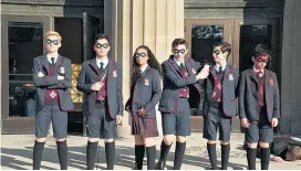  ??  ?? Superhelde­n in Schulunifo­rm: starke Kinder in „The Umbrella Academy“von Netflix ab heute, Freitag.