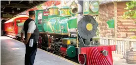  ?? PHOTO BY MEGAN DUBOIS ?? Contributo­r Megan’s grandfathe­r watches the train arrive.