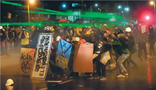  ?? / Gustavo Torrijos ?? La Primera Línea solía defender a los grupos de marchantes, pero ahora es la que resguarda los espacios ocupados por los manifestan­tes.