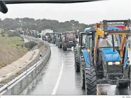  ?? EL DÍA ?? Marcha lenta de tractores en la N-520.