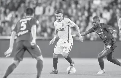  ?? — Gambar AFP ?? CARI RUANG: Sebahagian daripada babak-babak aksi perlawnan Ligue 1 di antara Metz dan Monaco di Stadium Saint-Symphorien di Metz. Monaco menang 1-0.
