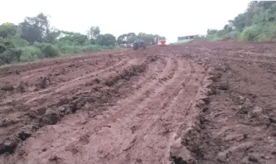  ??  ?? El tramo que conecta Mbaracayú con Puerto Indio queda prácticame­nte intransita­ble en días de lluvia.