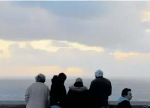  ?? // EFE ?? Un grupo de turistas contempla el eclipse solar desde Finisterre