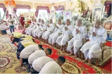  ??  ?? Once de los integrante­s de los “Jabalíes Salvajes” acudieron ayer a orar a un templo budista, en Chiang Rai.