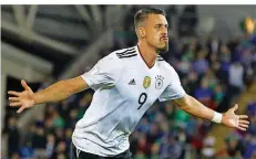  ?? FOTO: FAITH/AFP ?? Sandro Wagner traf gestern Abend für die deutsche Fußball-Nationalma­nnschaft zum 2:0 gegen Nordirland.