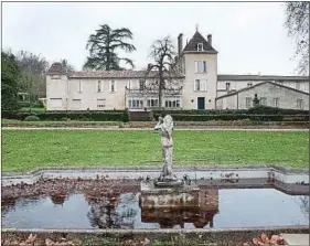  ??  ?? Le château Bellefont-Belcier, grand cru classé, a été repris par Peter Kwok.