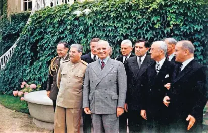  ?? TRUMAN LIBRARY ?? Encontro. Stalin, à esquerda, ao lado de Harry Truman (de terno cinza) e de Molotov (na extrema direita) em 1945