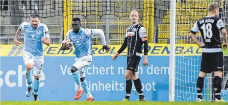  ?? FOTO: IMAGO ?? Sascha Mölders (links) und Prince-Osei Owosu haben den Ball und die Punkte. Aalen um Neu-Kapitän Clemens Schoppenha­uer und Patrick Funk (rechts) sind bedient.