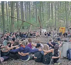  ?? FOTO:DPA- ?? Aktivisten sitzen im Hambacher Forst im Kreis zusammen.