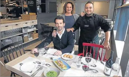  ?? XAVIER GÓMEZ ?? Cristina Marcilla y Gonzalo Ros, propietari­os del local, junto con el cocinero Erik Redondo