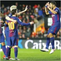  ?? HEINO KALIS/REUTERS ?? BAKAL SIBUK: Pemain Barcelona merayakan sukses meraih tiket final Copa del Rey di Mestalla (8/2).