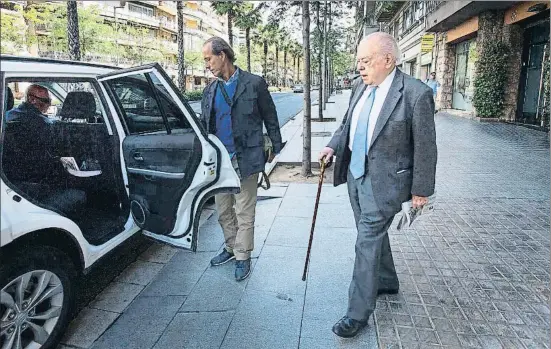  ?? INMA SAINZ DE BARANDA ?? Jordi Pujol saliendo ayer de su casa en la ronda General Mitre de Barcelona para dirigirse a su despacho