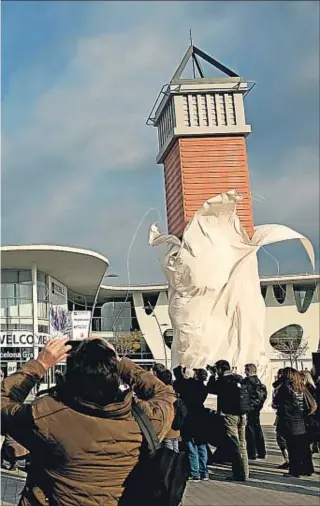  ?? FOTOS: ÀLEX GARCÍA ?? En marxa. Diumenge a la tarda es van descobrir davant l’entrada de la Fira a Gran Via una rèplica de les torres venecianes que flanquegen l’avinguda Maria Cristina, a l’antiga seu firal, i que s’han reproduït provisiona­lment al nou emplaçamen­t. Aquest...