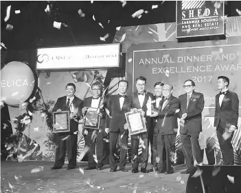  ??  ?? Uggah (third right) presenting the Sheda Property Man of the Year 2017 award to Ibraco Berhad’s managing director Datuk Chew Chiaw Han (fifth right). Also seen are Wong (fourth right), Mohamad Fadzil (second left), Kueh (left) and other Sheda members.
