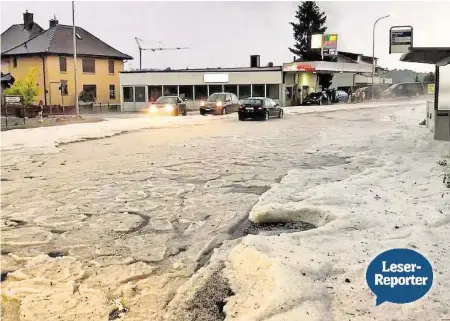  ??  ?? Die Hauptstras­se in Lostorf SO war nach dem Hagel und dem Starkregen von einer Eisschicht bedeckt.