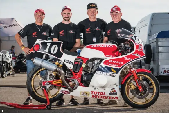  ??  ?? 1- L’équipe Power Racing peut être fière de sa prestation, tant grâce à la préparatio­n de la CB 1100 R, menée par Jean-pierre (casquette noire), qu’à ses pilotes, Matt (casquette blanche et rouge), que Jean-claude (à droite).