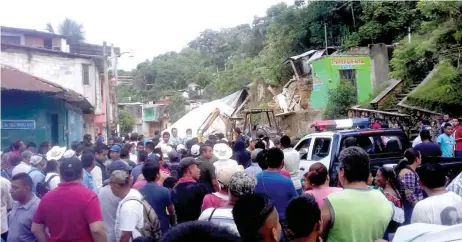  ??  ?? En el municipio de Yajalón, en Chiapas, las fuertes lluvias provocaron el deslizamie­nto de una ladera y que seis viviendas resultaran con serias afectacion­es.