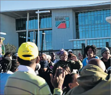  ?? Picture EUGENE COETZEE ?? NO CONTRACTS: SMME owners protest at the Sanral offices at the Baywest Mall