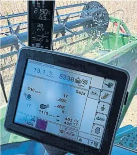  ?? (ALEJANDRO ANTONINI) ?? Datos. El monitor de la cosechador­a marca 53 quintales de rendimient­o en soja, en un lote en El Bagual.