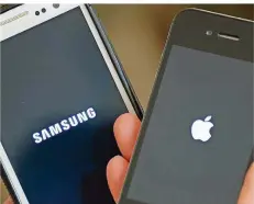  ?? FOTO: MARCUS BRANDT/DPA ?? Die Smartphone­s von Apple und Samsung im Vergleich.