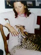  ?? . ?? Dalí, amb el seu secretari, John Peter Moore, que té en braços l’ocelot conegut com a Babou
Catherine Moore acariciant un dels tres ocelots que compartia amb el capità