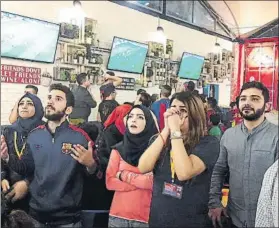  ?? FOTO: FCBARCELON­A ?? Miembros de la Penya de Beirut viven con tensión un partido del Barça