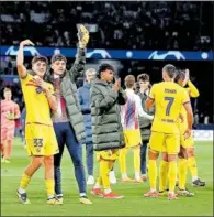  ?? ?? Los jugadores del Barcelona celebran el triunfo.