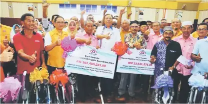  ??  ?? Dato’ Sri Ismail Sabri Yaakob bergambar bersama para peserta FELCRA Berhad di Kolej MARA Banting, Ahad lalu. Turut kelihatan Dato’ Sri Bung Moktar Radin. — Gambar ihsan Facebook FELCRA Berhad