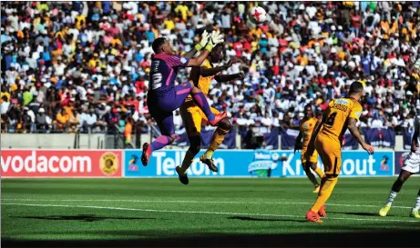  ?? Picture: BACKPAGEPI­X ?? INJURY SCARE: Itumeleng Khune pulled off several good saves during yesterday’s Telkom Knockout game between Chippa United and Kaizer Chiefs, but was stretchere­d off late in the match.