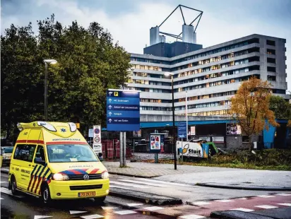  ??  ?? Een ambulance verlaat het MC Slotervaar­t. Na het faillissem­ent in oktober moest het ziekenhuis 50 patiënten herplaatse­n.