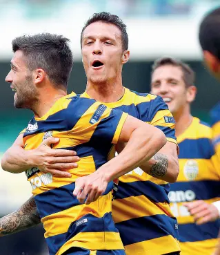  ??  ?? Esultanza
I giocatori del Verona gioiscono dopo un gol di Bessa, uno dei talenti in organico nella formazione allenata da Pecchia